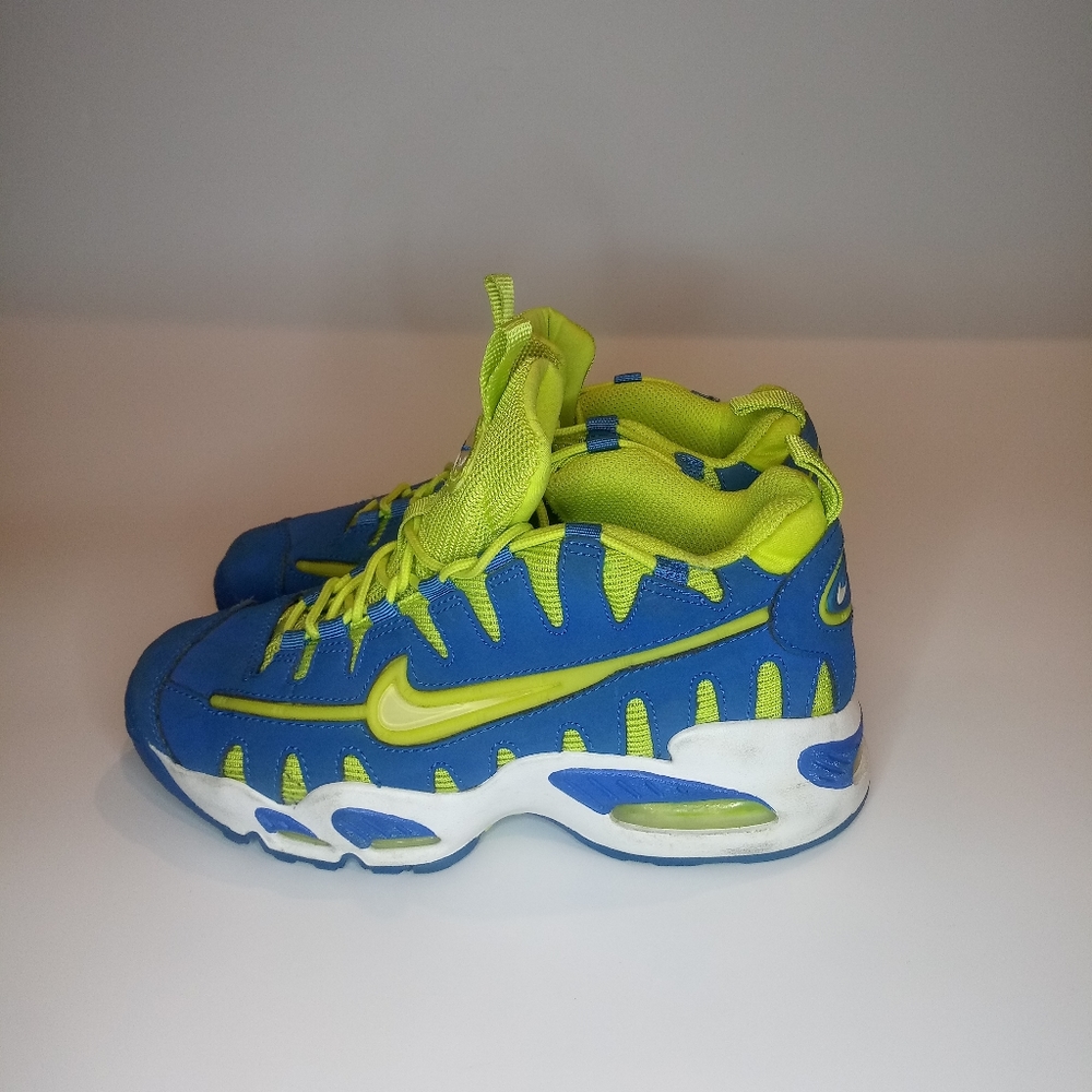 Nike air max nomo size 4y